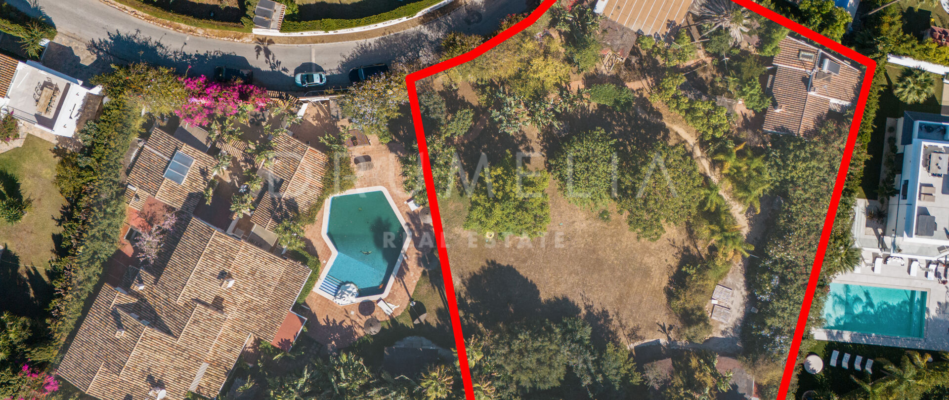 Nach Süden ausgerichtetes Grundstück mit Projekt und Baugenehmigung in Rocio de Nagüeles - Marbella Golden Mile