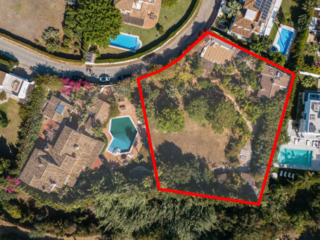 Nach Süden ausgerichtetes Grundstück mit Projekt und Baugenehmigung in Rocio de Nagüeles - Marbella Golden Mile