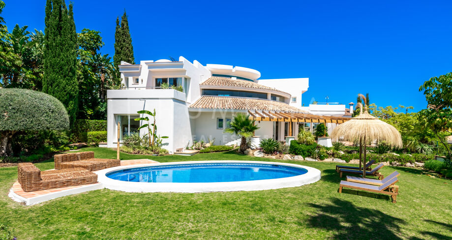 Piękna luksusowa willa z przepięknym widokiem na morze na sprzedaż w Los Flamingos Golf, Benahavis