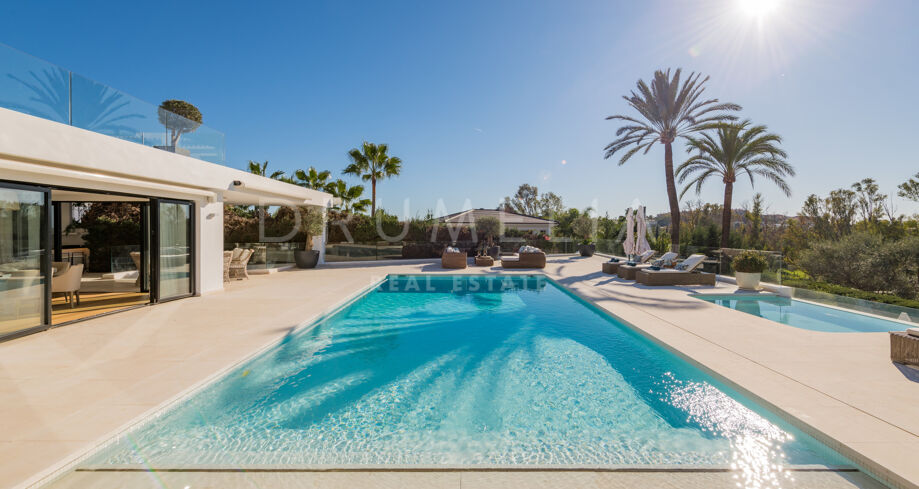 Fantastisk modern golfvilla vid frontlinjen i Nueva Andalucia, Marbella