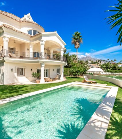 Front-line golf, elegant luxury Mediterranean villa in Los Naranjos Golf, Nueva Andalucia, Marbella