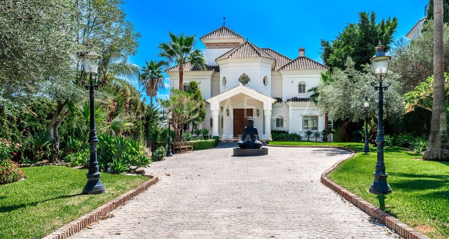 Front-line golf, elegant luxury Mediterranean villa in Los Naranjos Golf, Nueva Andalucia, Marbella