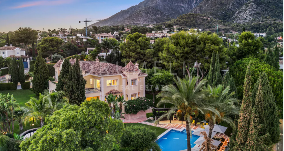 Lujosa villa de estilo mediterráneo con vistas al mar en Sierra Blanca, Milla de Oro de Marbella