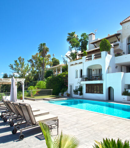 Espectacular Villa Mediterránea de Lujo en primera línea de Aloha Golf en Nueva Andalucía, Marbella