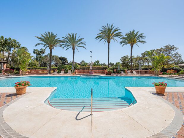 Superb renovated luxury apartment in famous Marina de Puente Romano, Marbella's Golden Mile