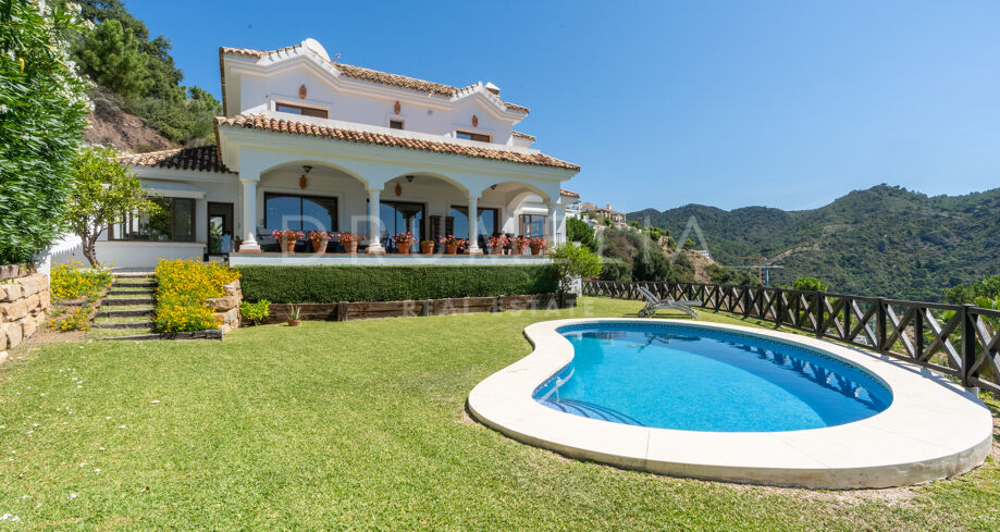 Belle villa haut de gamme de style méditerranéen avec vue sur la mer à Monte Mayor, Benahavís