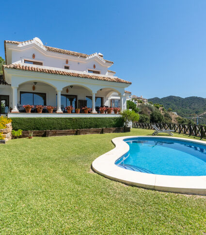 Beautiful Mediterranean-style high-end villa with sea and mountain views in Monte Mayor, Benahavís