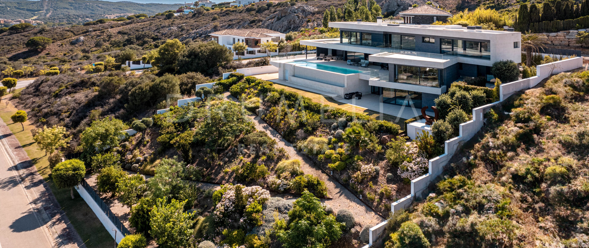 Villa Atlas - Fantastisk luksusvilla i moderne stil med havpanorama i prestisjetunge La Reserva de Sotogrande.