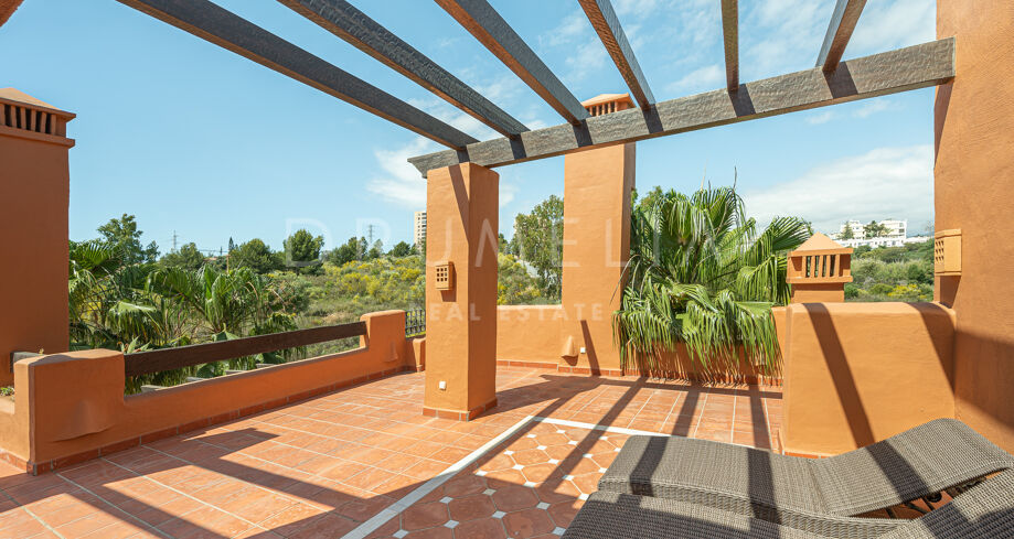 Charming Duplex Penthouse with mountain views in La Alzambra Hill Club, Nuev Andalucia, Marbella