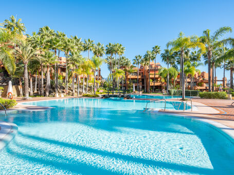 Charmant duplex penthouse met uitzicht op de bergen in La Alzambra Hill Club, Marbella