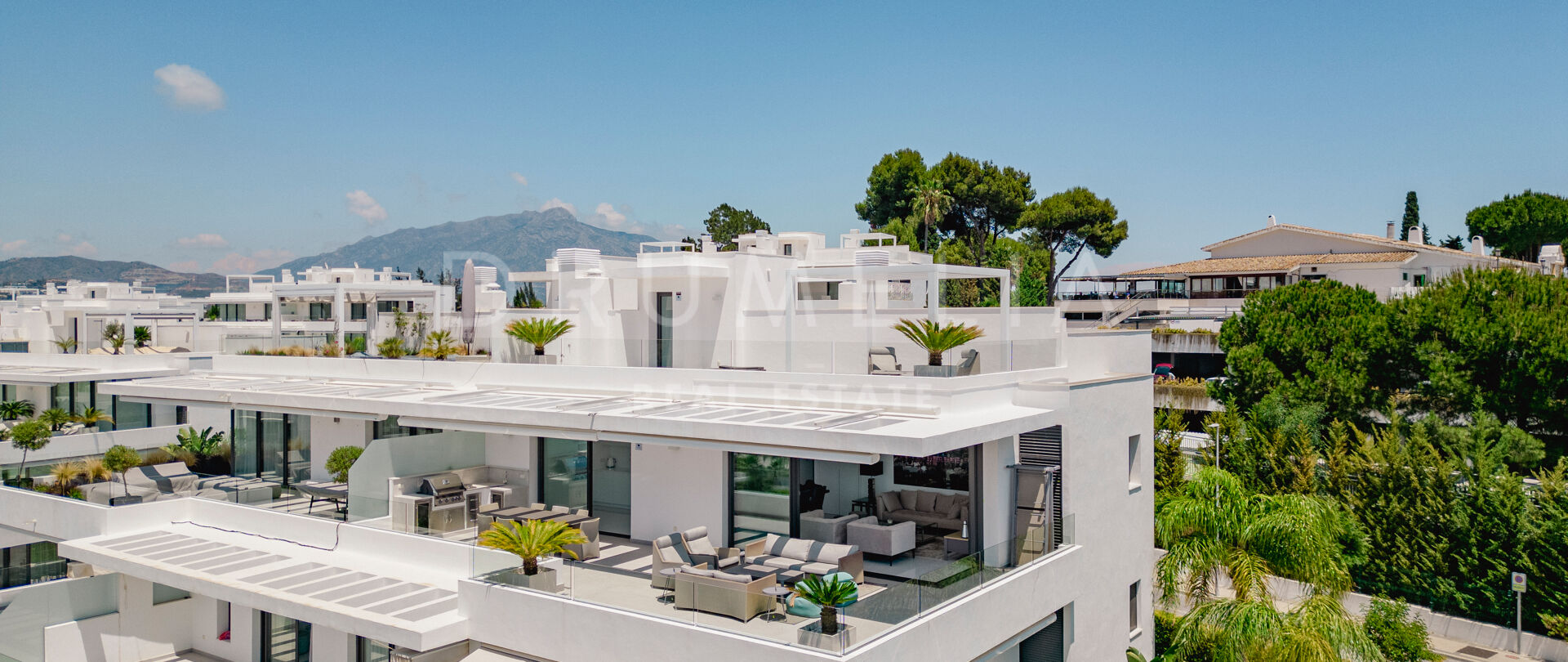 Ny modern lyxig takvåning med Scandi-design och panoramautsikt i Cataleya, Atalaya, Estepona