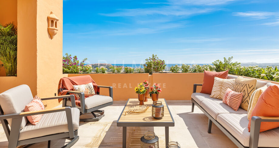 Superb renovated modern duplex penthouse with sea views in Los Belvederes, Nueva Andalucia, Marbella