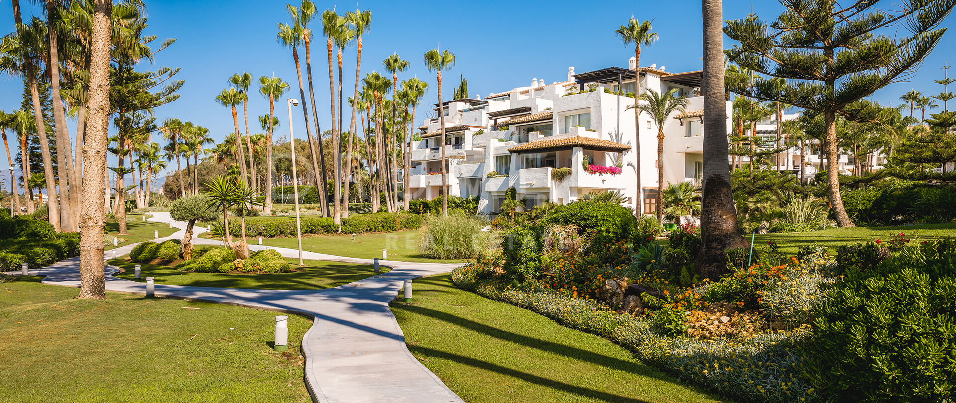 Elegant and modern renovated beachside apartment in Marina de Puente Romano, Marbella's Golden Mile