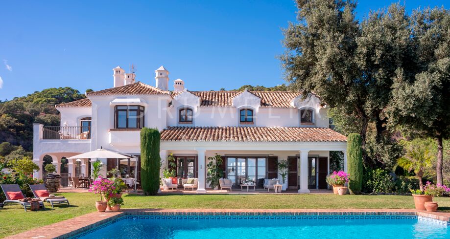 Klassieke luxe villa in Andalusische stijl met uitzicht op zee in het luxe El Madroñal, Benahavís