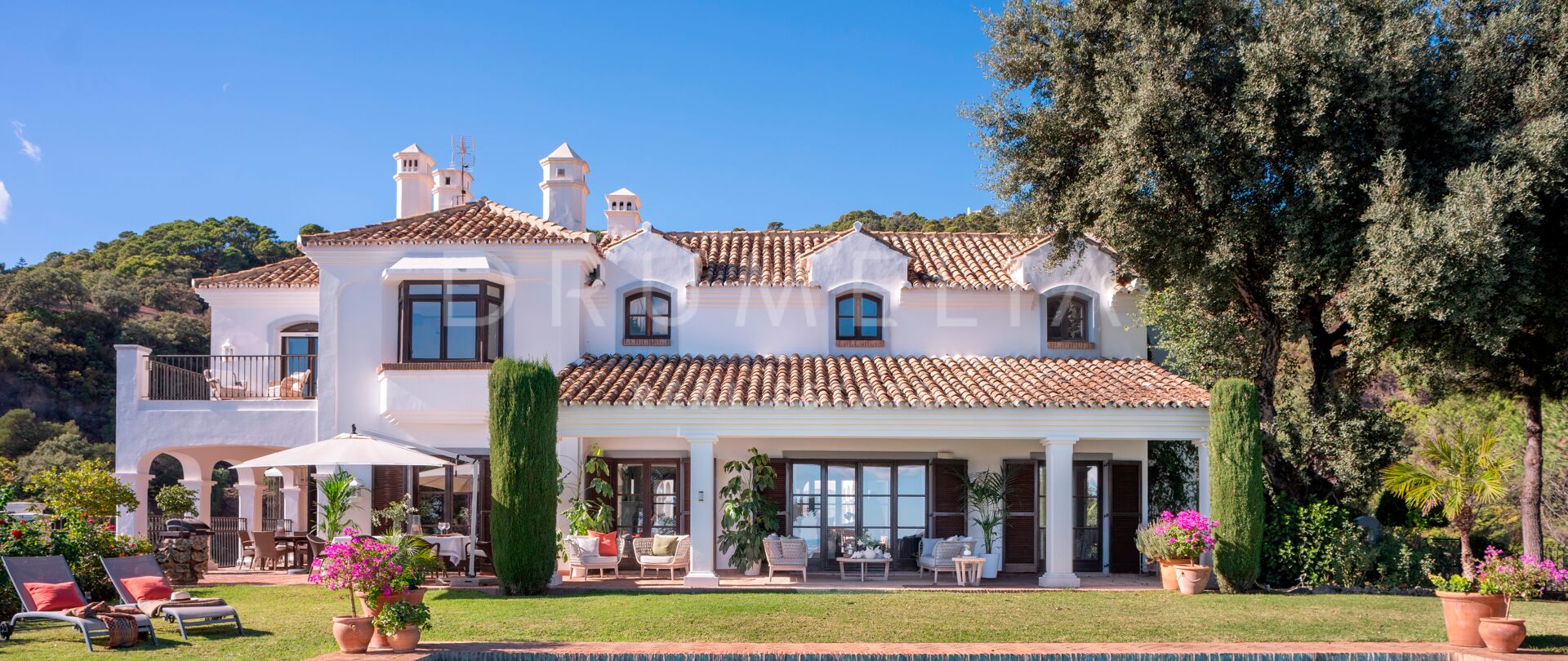 Elegant luksusvilla i klassisk andalusisk stil med havutsikt i eksklusive El Madroñal, Benahavís