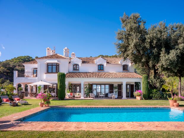 Элегантная роскошная вилла в классическом андалузском стиле в элитном El Madroñal, Бенахавис