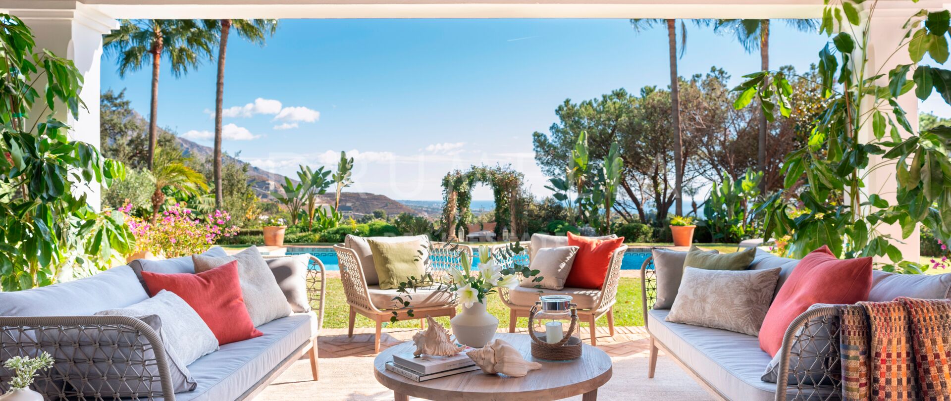 Klassische, elegante Luxusvilla im andalusischen Stil mit Meerblick in El Madroñal, Benahavís