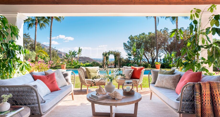 Элегантная роскошная вилла в классическом андалузском стиле в элитном El Madroñal, Бенахавис