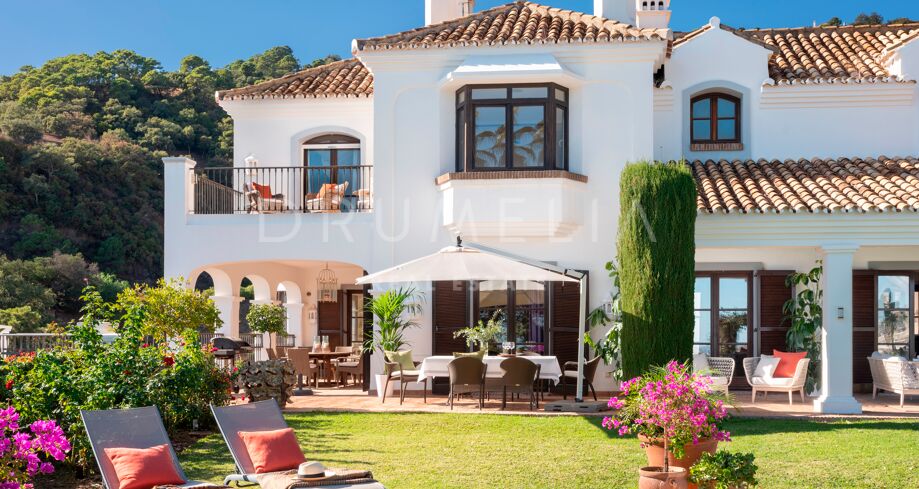 Klassieke luxe villa in Andalusische stijl met uitzicht op zee in het luxe El Madroñal, Benahavís