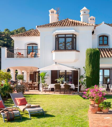 Klassieke luxe villa in Andalusische stijl met uitzicht op zee in het luxe El Madroñal, Benahavís