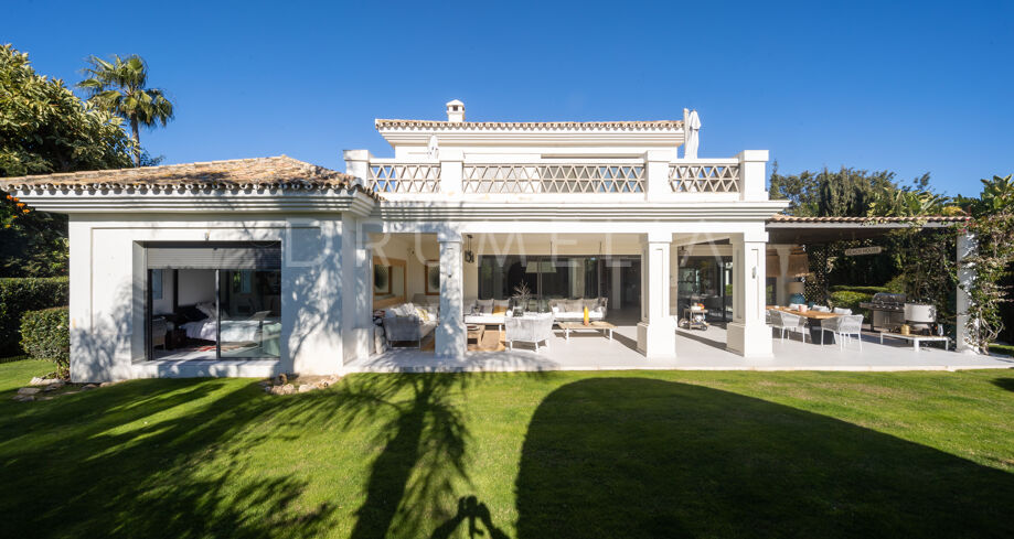 Indrukwekkende luxe villa met mediterrane flair en moderne kenmerken in Casasola, Estepona