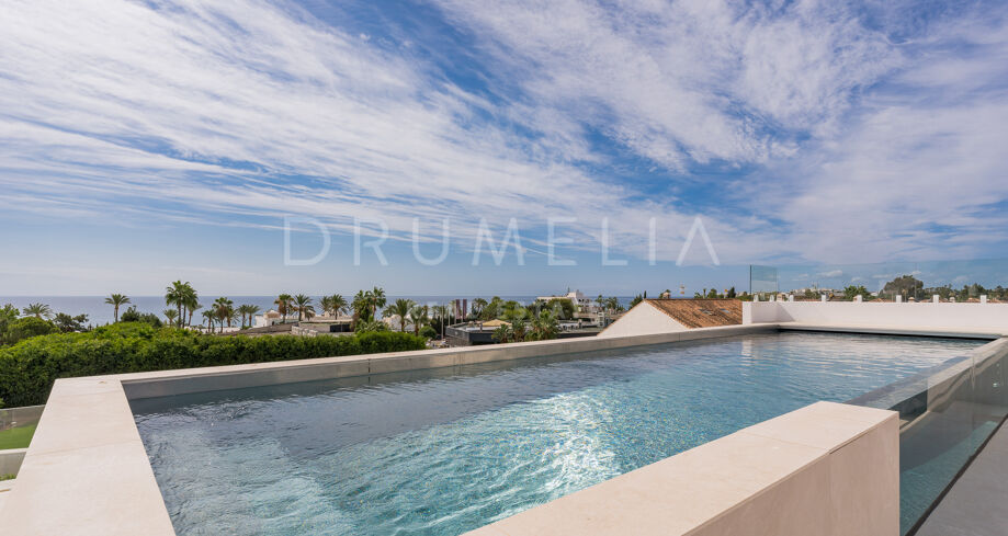 Villa moderna contemporánea de alto standing a estrenar con vistas al mar y a la montaña en la Milla de Oro de Marbella