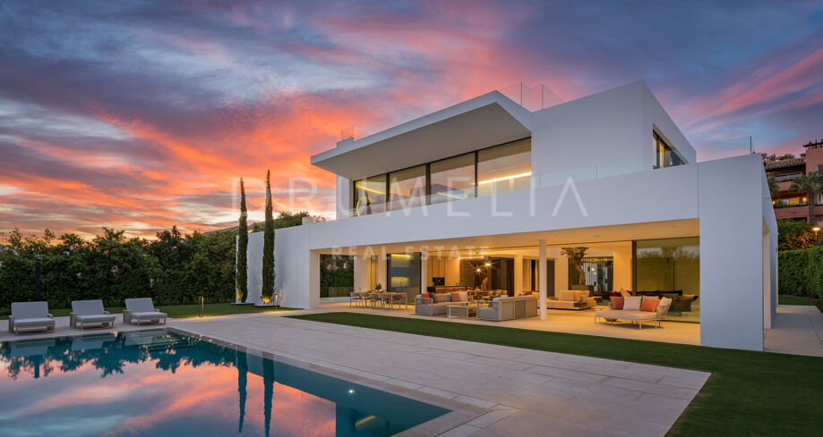 Villa moderna contemporánea de alto standing a estrenar con vistas al mar y a la montaña en la Milla de Oro de Marbella
