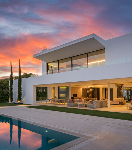 Villa moderna contemporánea de alto standing a estrenar con vistas al mar y a la montaña en la Milla de Oro de Marbella