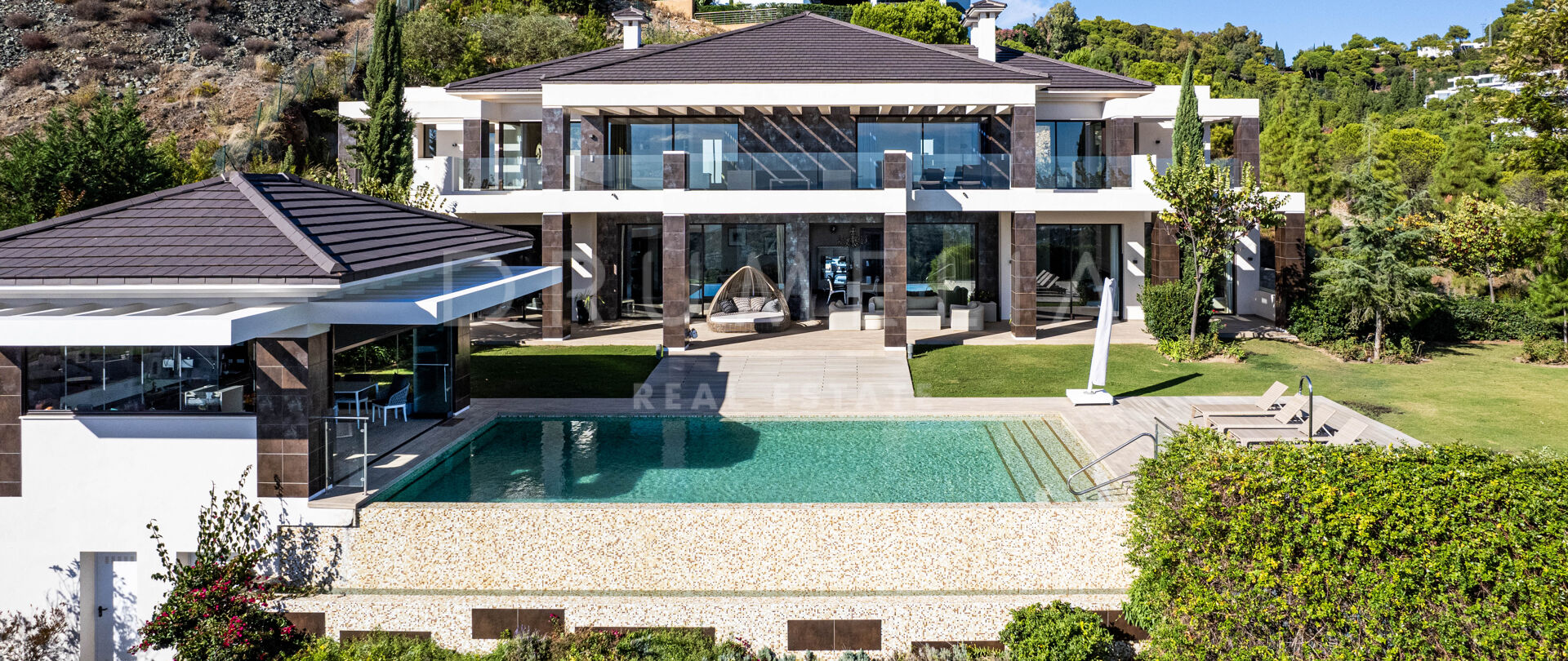 Stilfull og moderne luksusvilla med panoramautsikt over havet i La Reserva del Alcuzcuz, Benahavis