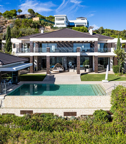 Stilvolle und moderne Luxusvilla mit Panoramablick auf das Meer in La Reserva del Alcuzcuz, Benahavis