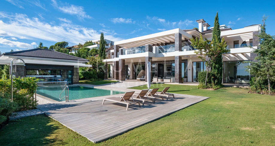 Stylish and modern luxury villa with panoramic sea views in La Reserva del Alcuzcuz, Benahavis