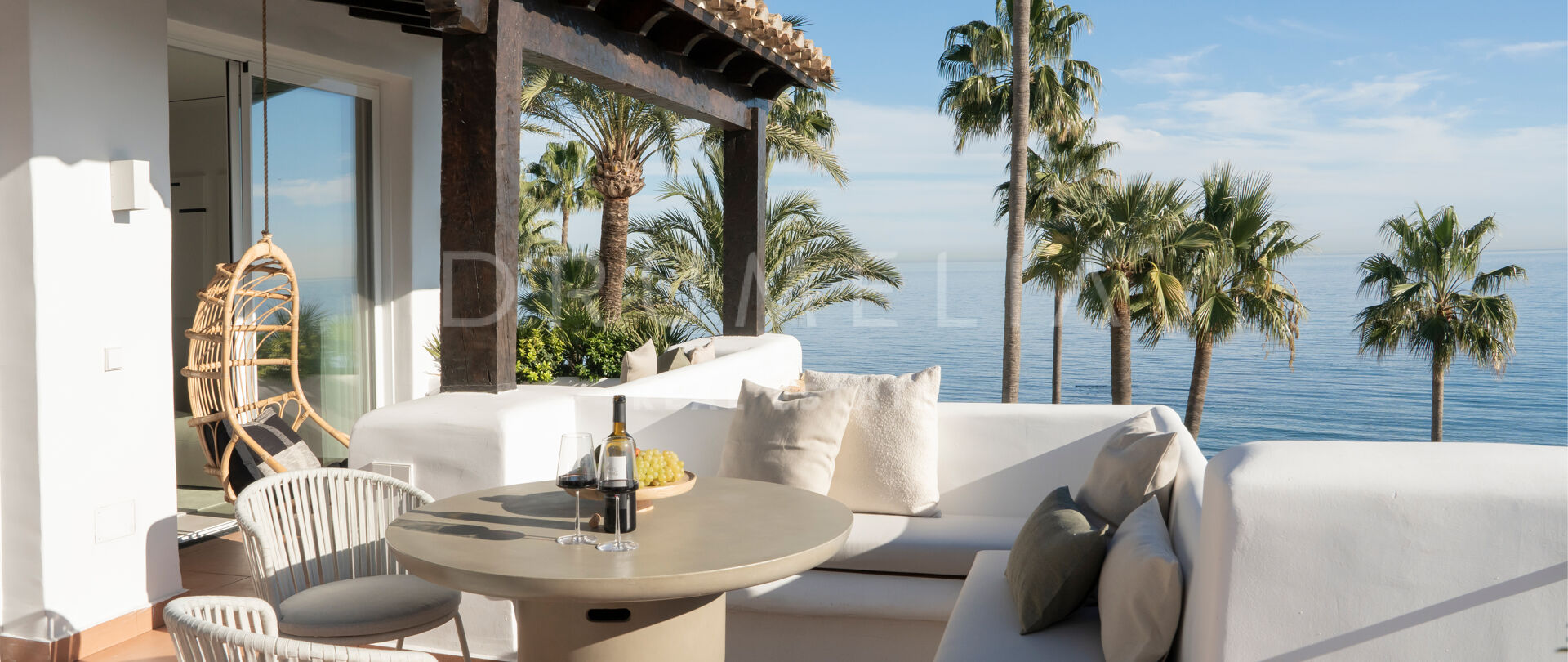 Impresionante Ático totalmente reformado en primera línea de playa en Alcazaba Beach, Estepona