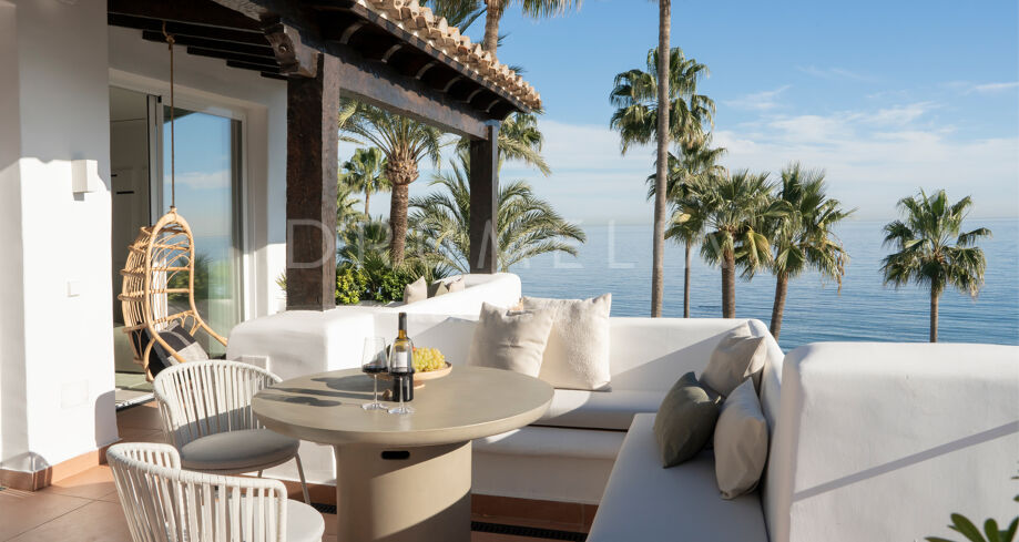 Renovated frontline beach fantastic penthouse duplex with sea panorama in Alcazaba Beach, Estepona