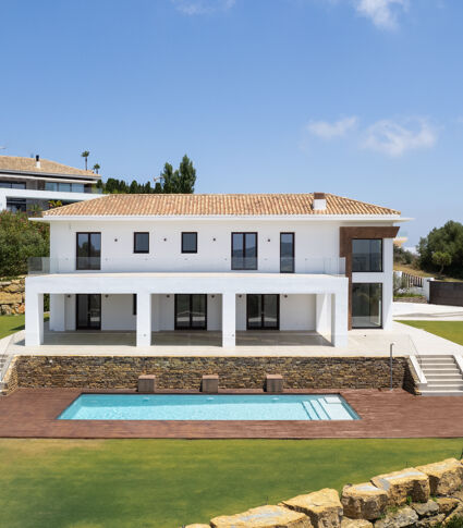 Elegante villa de lujo de estilo contemporáneo con vistas al mar en La Reserva de Sotogrande