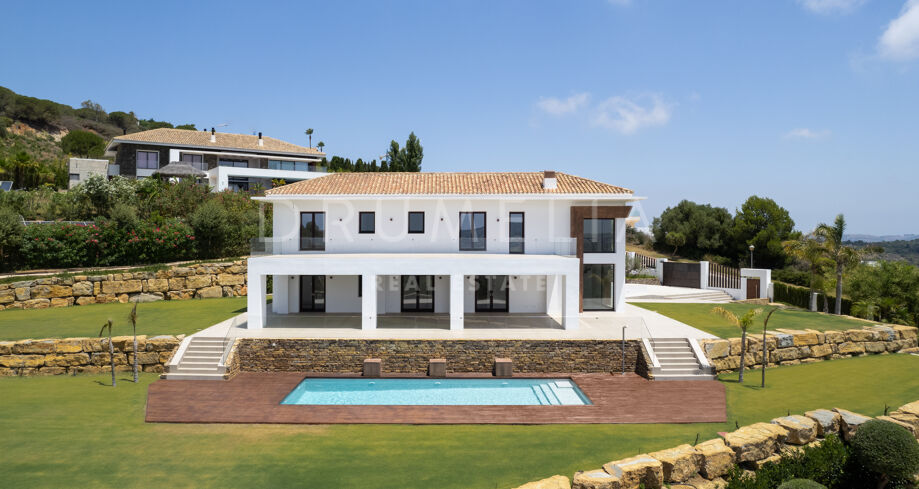 Elegant luxury villa of contemporary style with sea views in La Reserva de Sotogrande