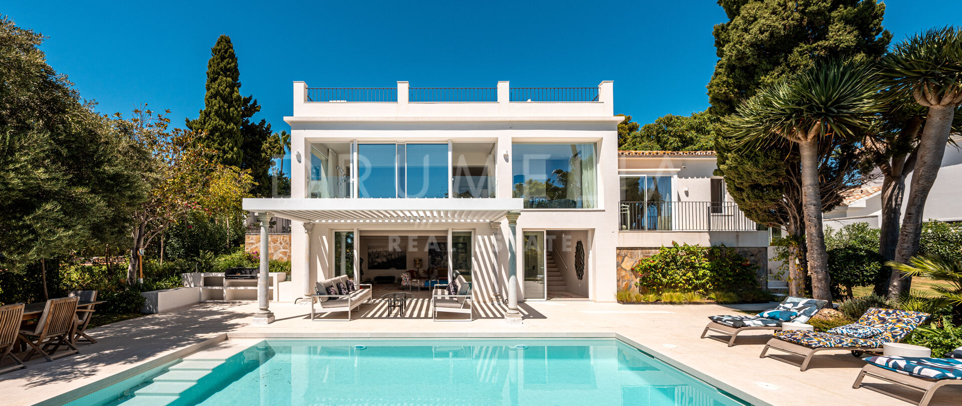 Preciosa villa de lujo con vistas serenas a un entorno de ensueño en Guadalmina Alta, San Pedro