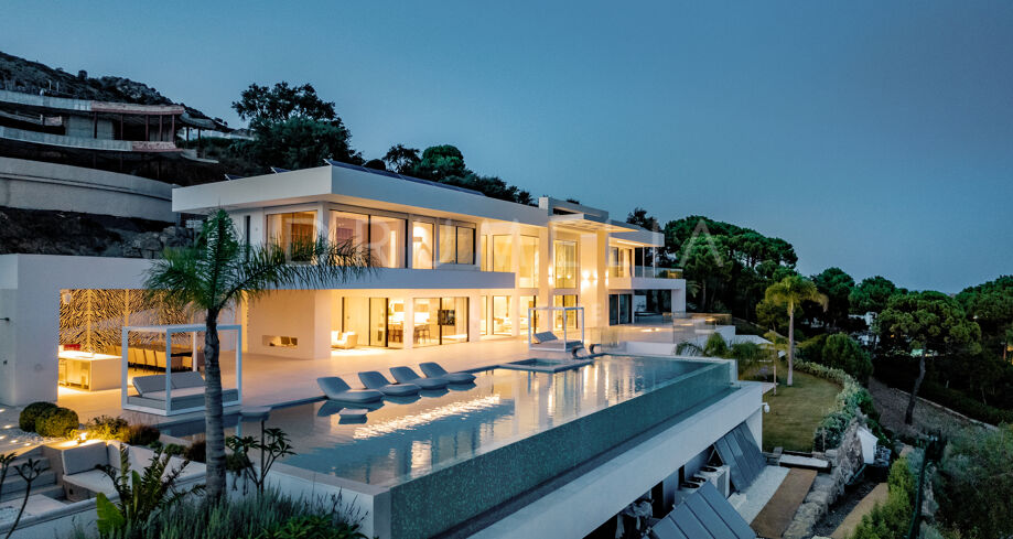 Magnificent modern mansion with panoramic sea views in high-end Marbella Club Golf Resort, Benahavís