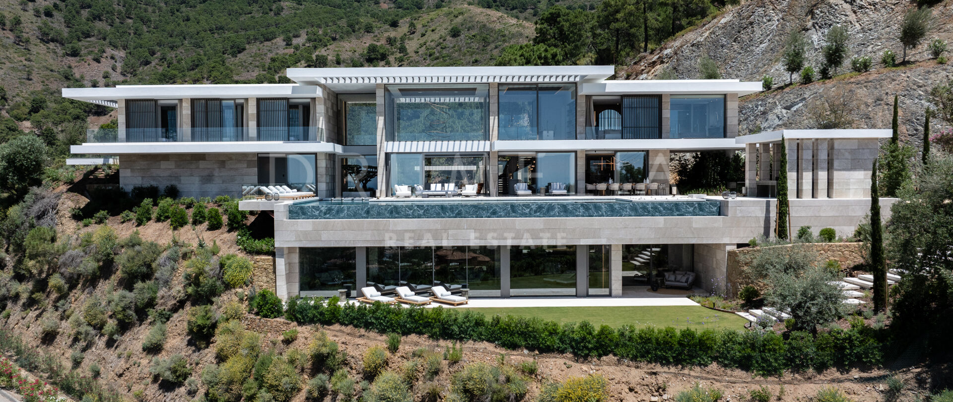 Lyxigt modernt villaprojekt med panoramautsikt över havet och bergen i La Zagaleta, Benahavis