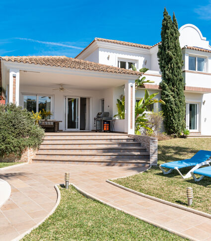 Élégante villa familiale de style classique avec vue paisibles dans la belle Elviria, Marbella Est