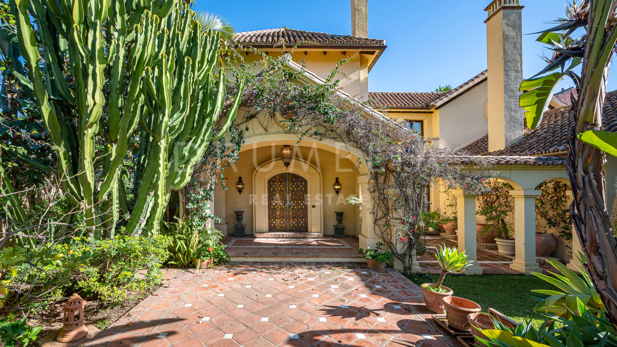 Beachside charming classic luxury villa with garden and pool, Las ...