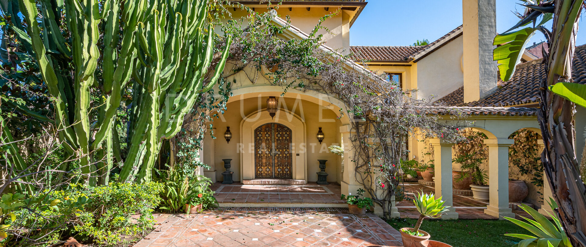 Beachside charming classic luxury villa with garden and pool, Las Mimosas, Puerto Banus - Marbella