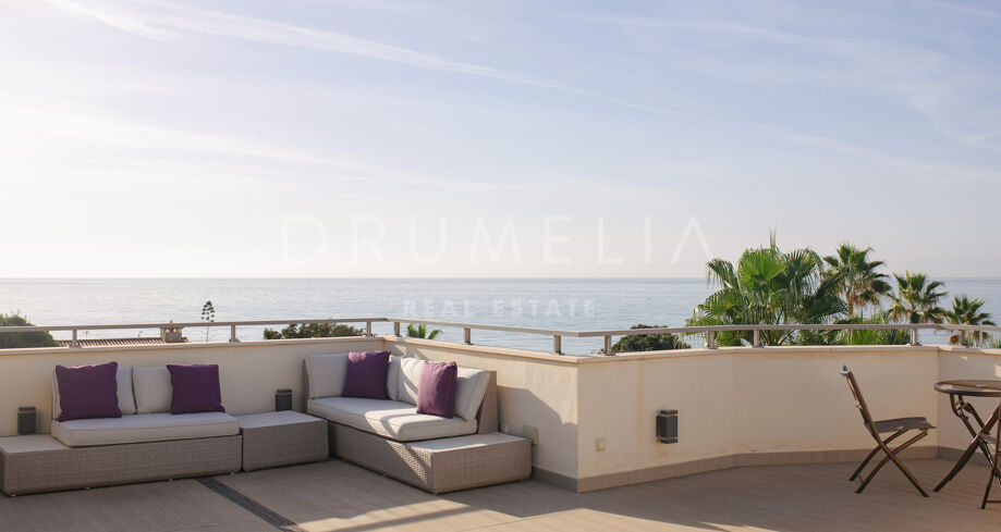 Prachtige luxe villa aan het strand met fantastisch open zeezicht in Marbella Oost.