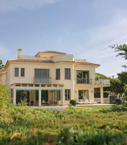 Prächtige Luxusvilla in erster Strandlinie mit fantastischem Meerblick in Marbella Ost