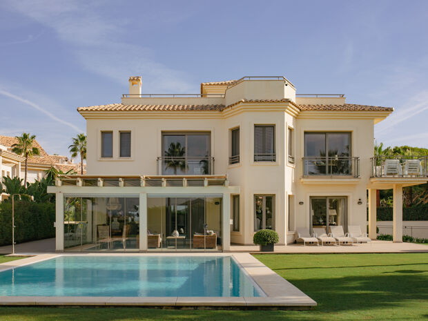 Prachtige luxe villa aan het strand met fantastisch open zeezicht in Marbella Oost.