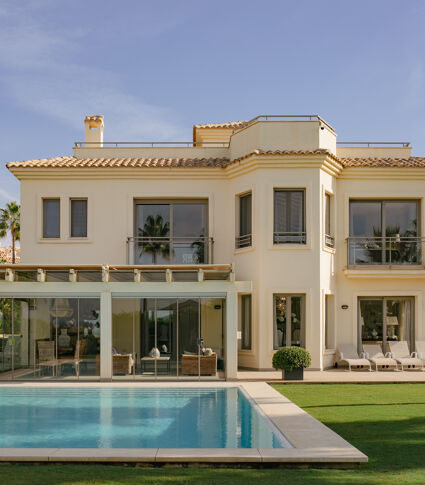 Prachtige luxe villa aan het strand met fantastisch open zeezicht in Marbella Oost.