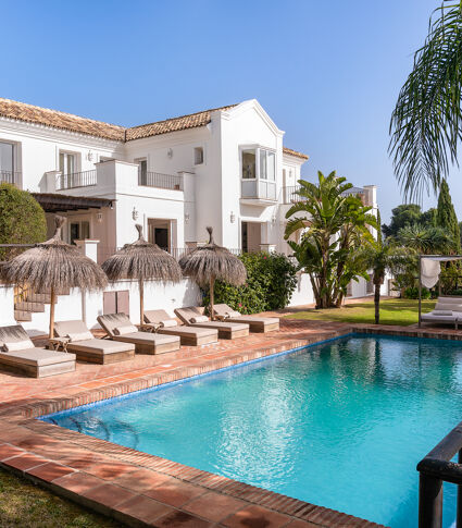 Gerenoveerde luxe villa met spectaculair uitzicht in Los Altos de los Monteros, Marbella Oost