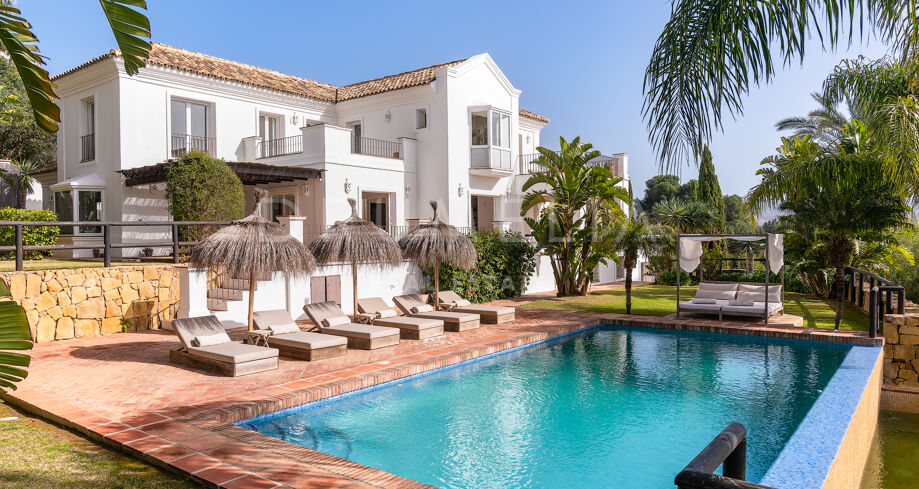 Villa de luxe rénovée avec vues spectaculaires à Los Altos de los Monteros, Marbella Est