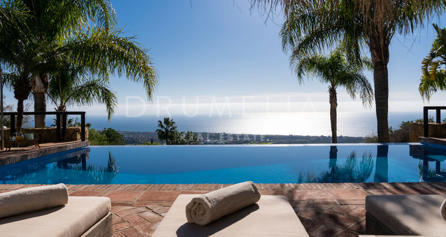 Villa de luxe rénovée avec vues spectaculaires à Los Altos de los Monteros, Marbella Est