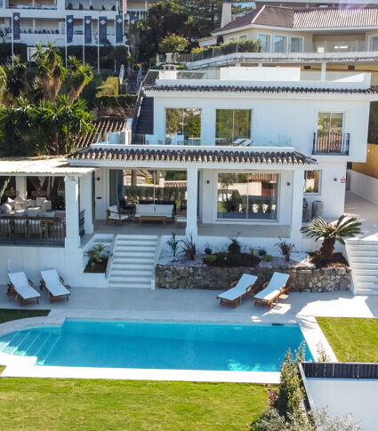 Lujosa y elegante villa moderna en venta en la hermosa Las Brisas, Nueva Andalucia, Marbella