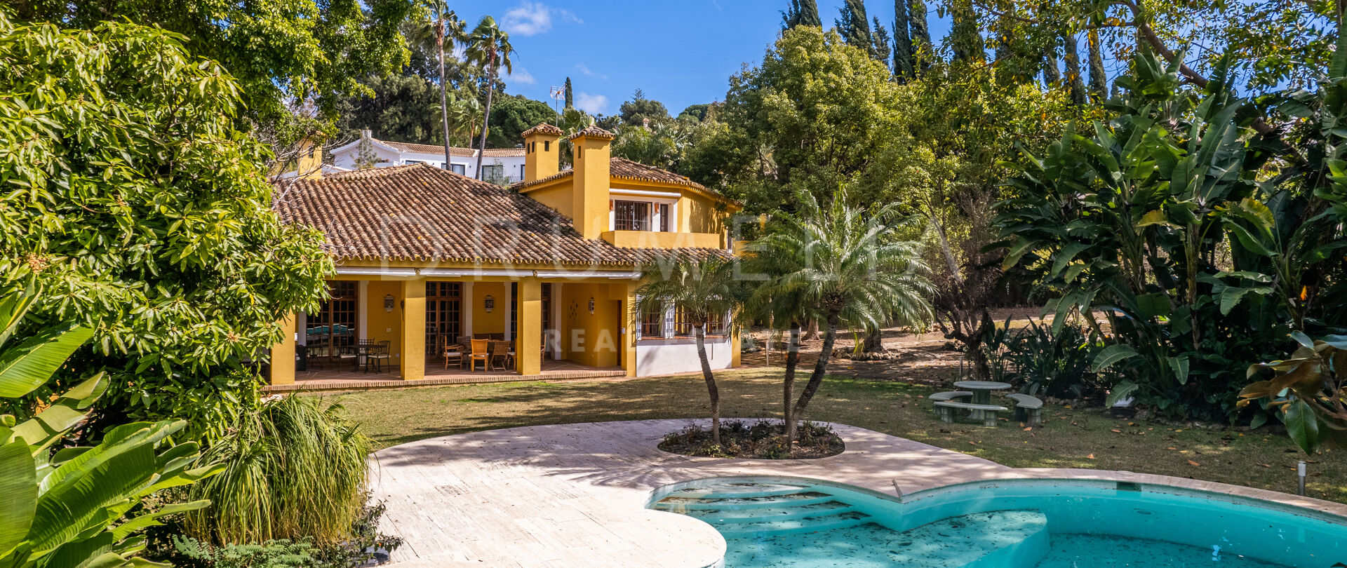 Belle villa de luxe de style andalou à El Paraiso, New Golden Mile, Estepona